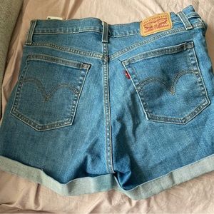 Levi Wedgie Shorts size 30